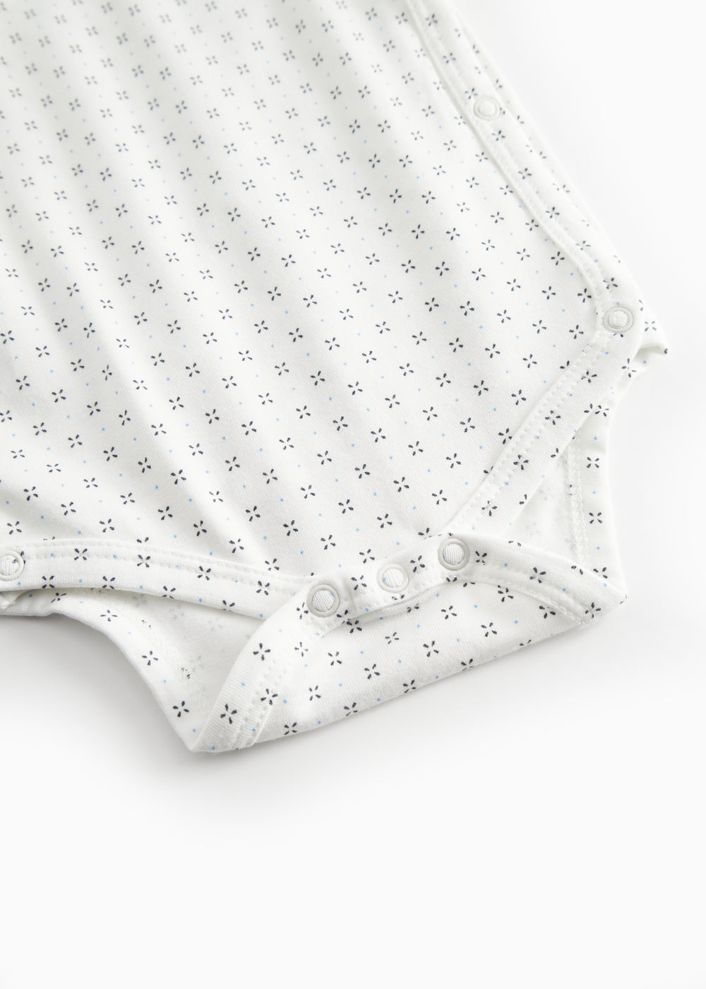 Hvid baby bodystocking med fint mønster