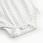 Hvid baby bodystocking med fint mønster