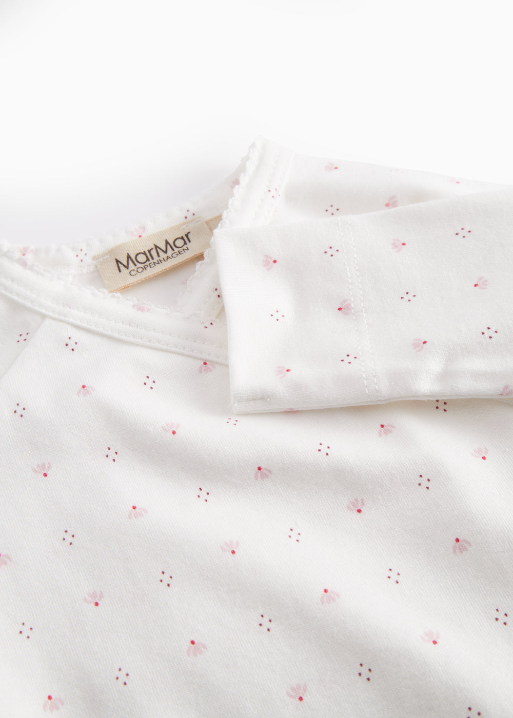 Hvid babybluse med slå-om lukning og små blomster