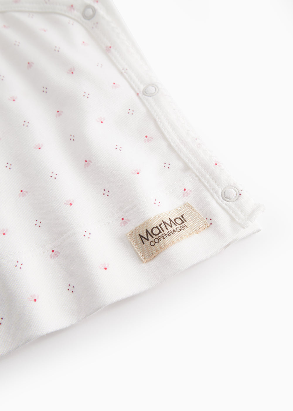 Hvid babybluse med slå-om lukning og små blomster