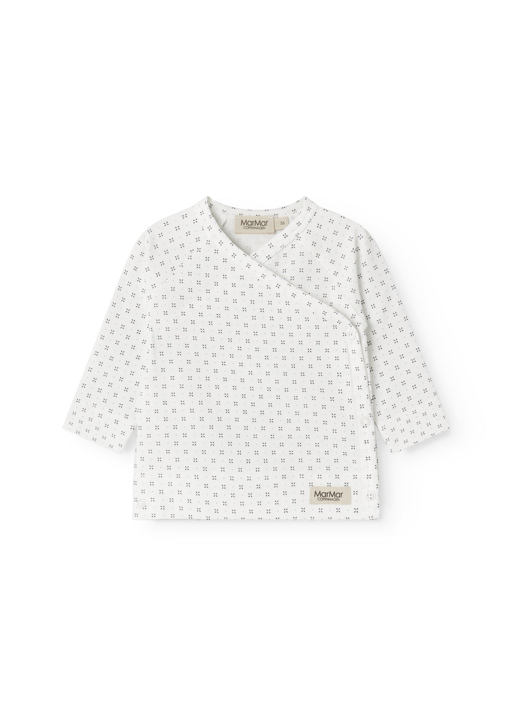 Hvid babybluse med slå-om lukning og fint mønster