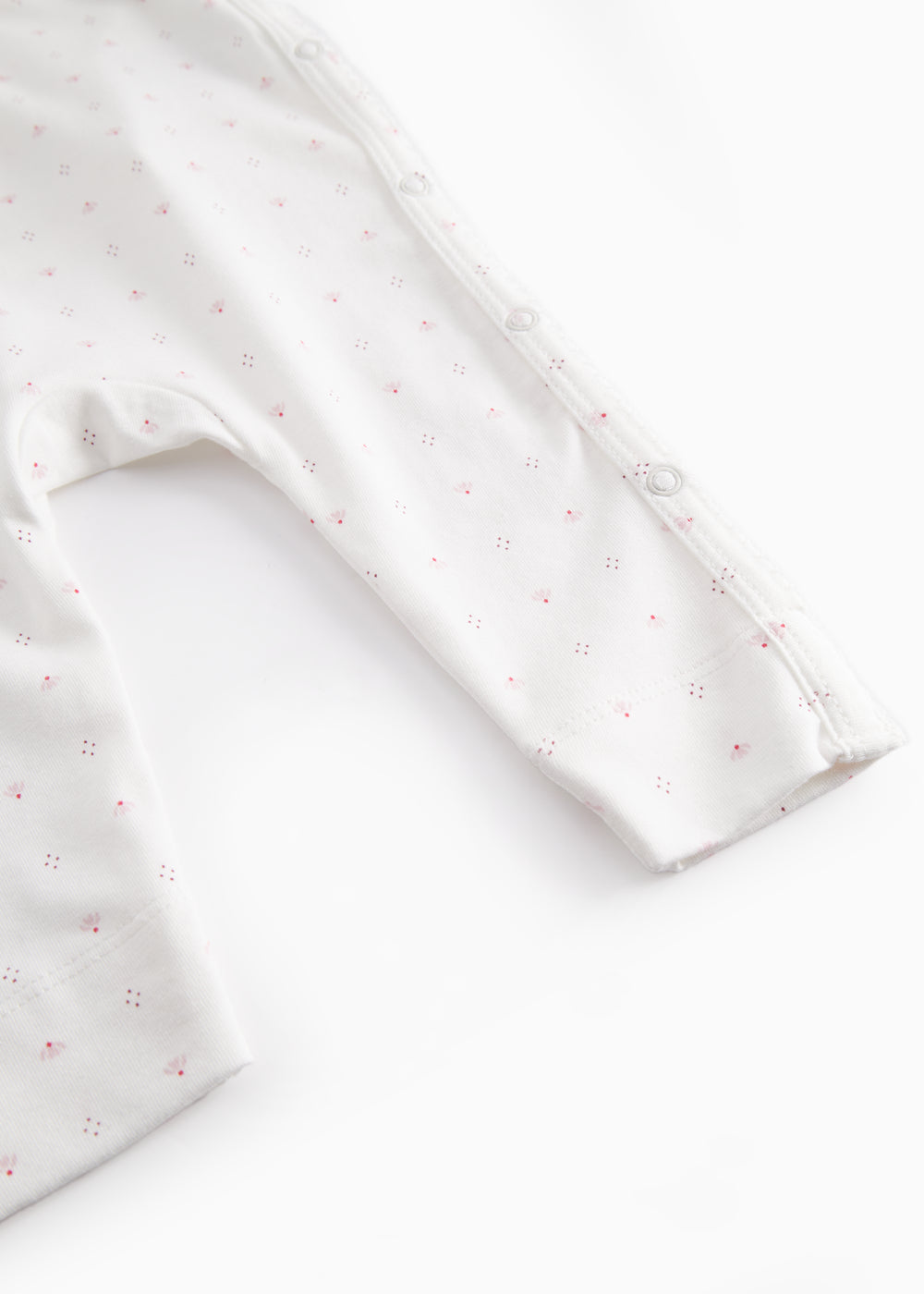 Hvid baby heldragt med  slå-om-lukning og små blomster