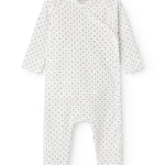 Hvid baby heldragt med  slå-om-lukning og et fint mønster