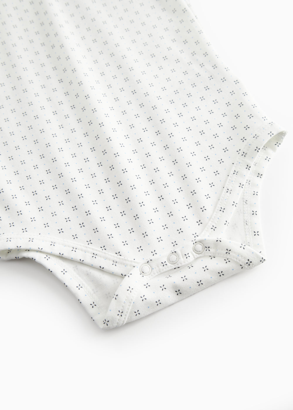 Hvid kortærmet baby bodystocking med fint mønster
