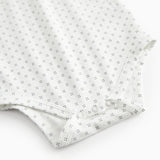 Hvid kortærmet baby bodystocking med fint mønster