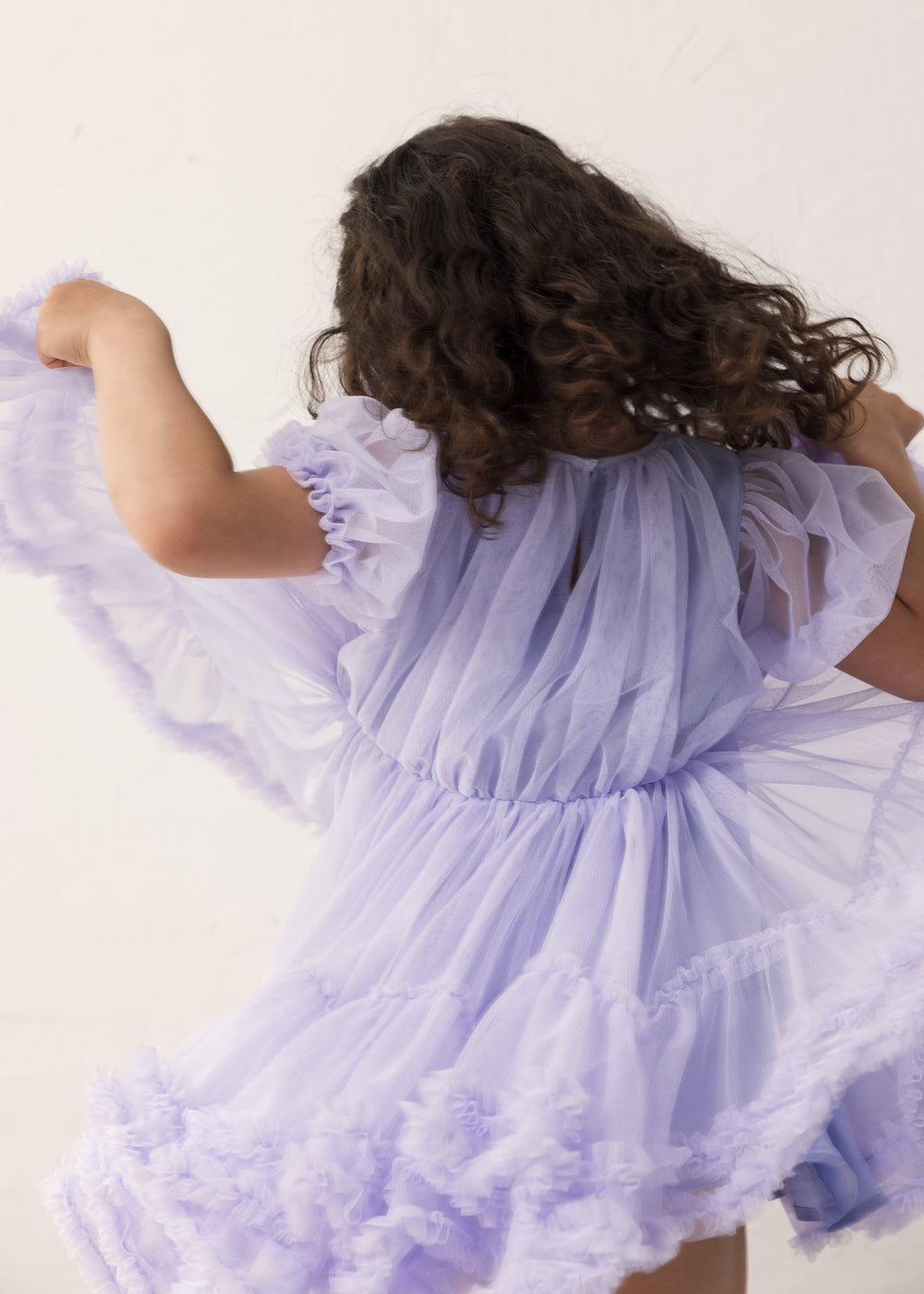 Pige der danser i en lyselilla tylkjole