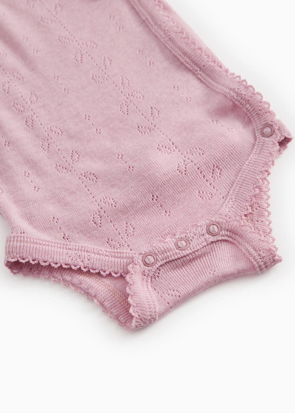 Lyserød bodystocking med hulmønster, kantbånd og tryklåse ved skridtet