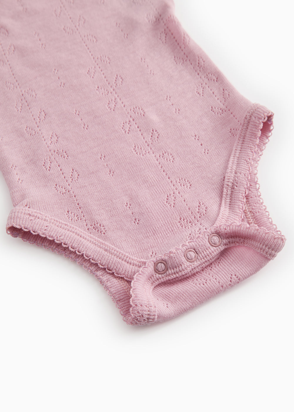 Benedikte bodystocking i lyserød med trykknap og ribkant ved benåbning