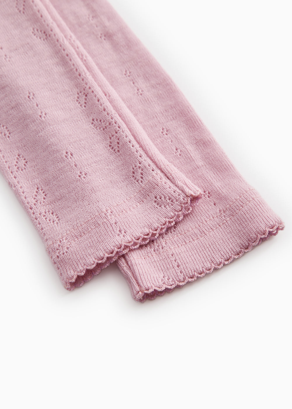 Detalje af lyserøde leggings: ribkant ved buksebenets afslutning.