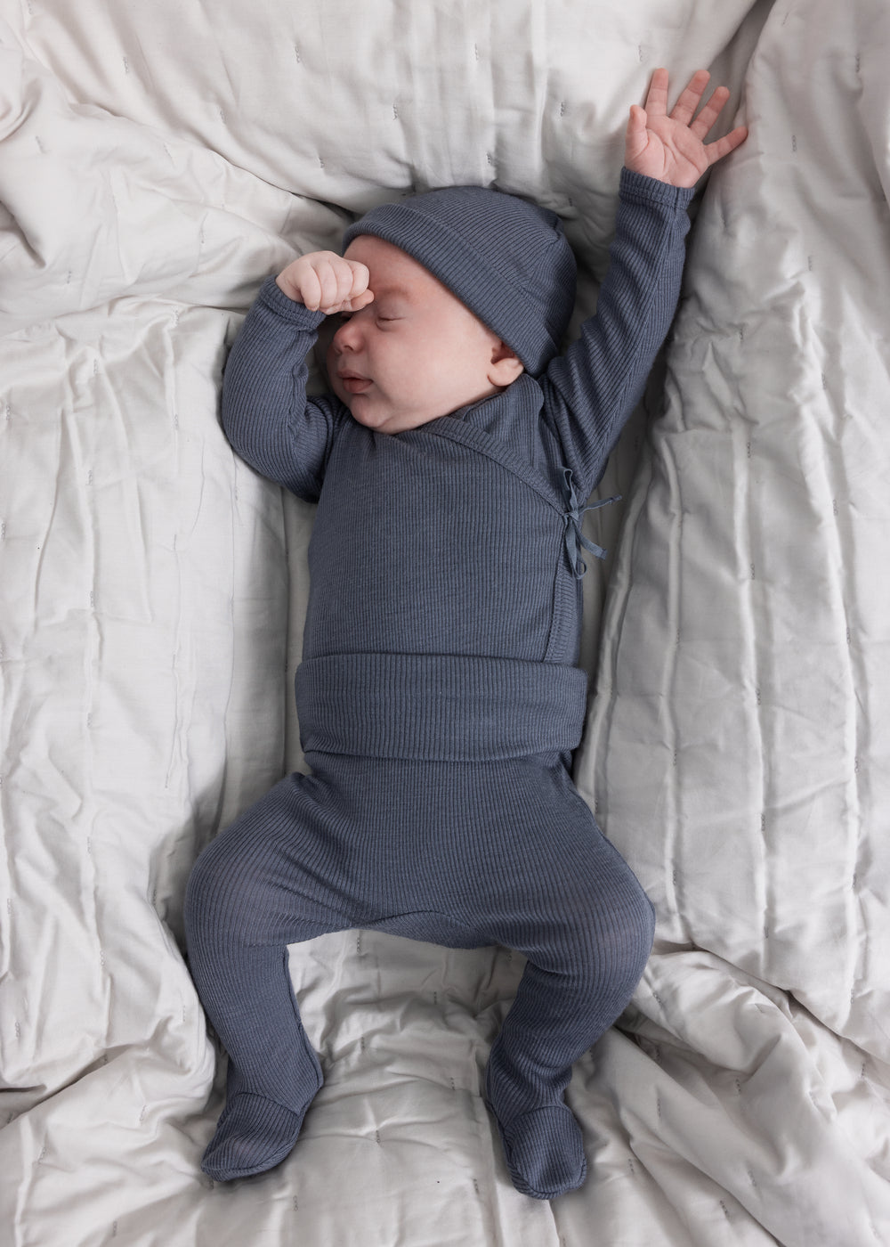 Bodystocking i mørk blågrå på baby med lange ærmer og ben