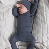 Pixa-bukser i mørk blågrå på baby med ribstrikket linning og lukkede fødder