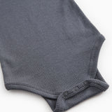 Grå bodystocking med ribkant og trykknapper ved benåbning