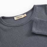 Langærmet t-shirt i mørkegrå med ribkant ved hals og manchet
