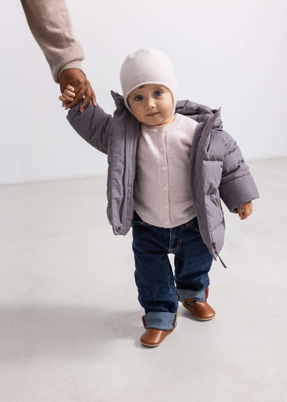 Babyhue i lyserosa strik på lillebarn