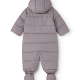 Lilla babyheldragt set bagfra med hætte og dunstriber