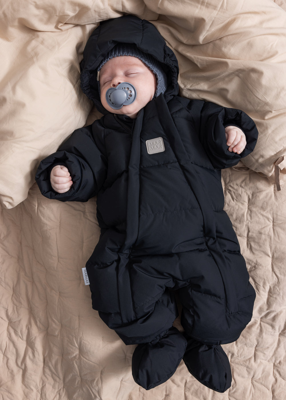 Sort puffer-heldragt med hætte og lukkede benender til baby