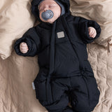 Sort puffer-heldragt med hætte og lukkede benender til baby