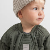 Termodragt med lynlås og MAR-label, mørk oliven, med beige strikhue