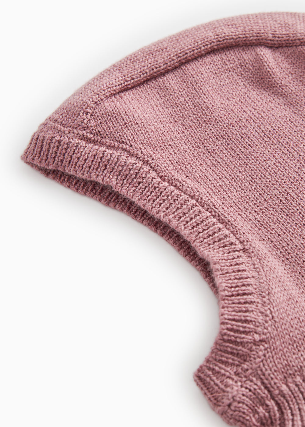 Detalje af rosébrun strikhue: ribkant og ensfarvet strik