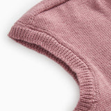 Detalje af rosébrun strikhue: ribkant og ensfarvet strik
