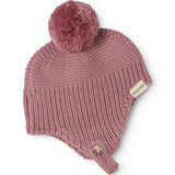 Strikhue med pompon i rosa-lilla og foldet kant samt knap i sideranden