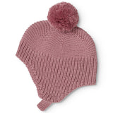 Strikhue med pompon i rosa-lilla, ribstrik og foldet kant