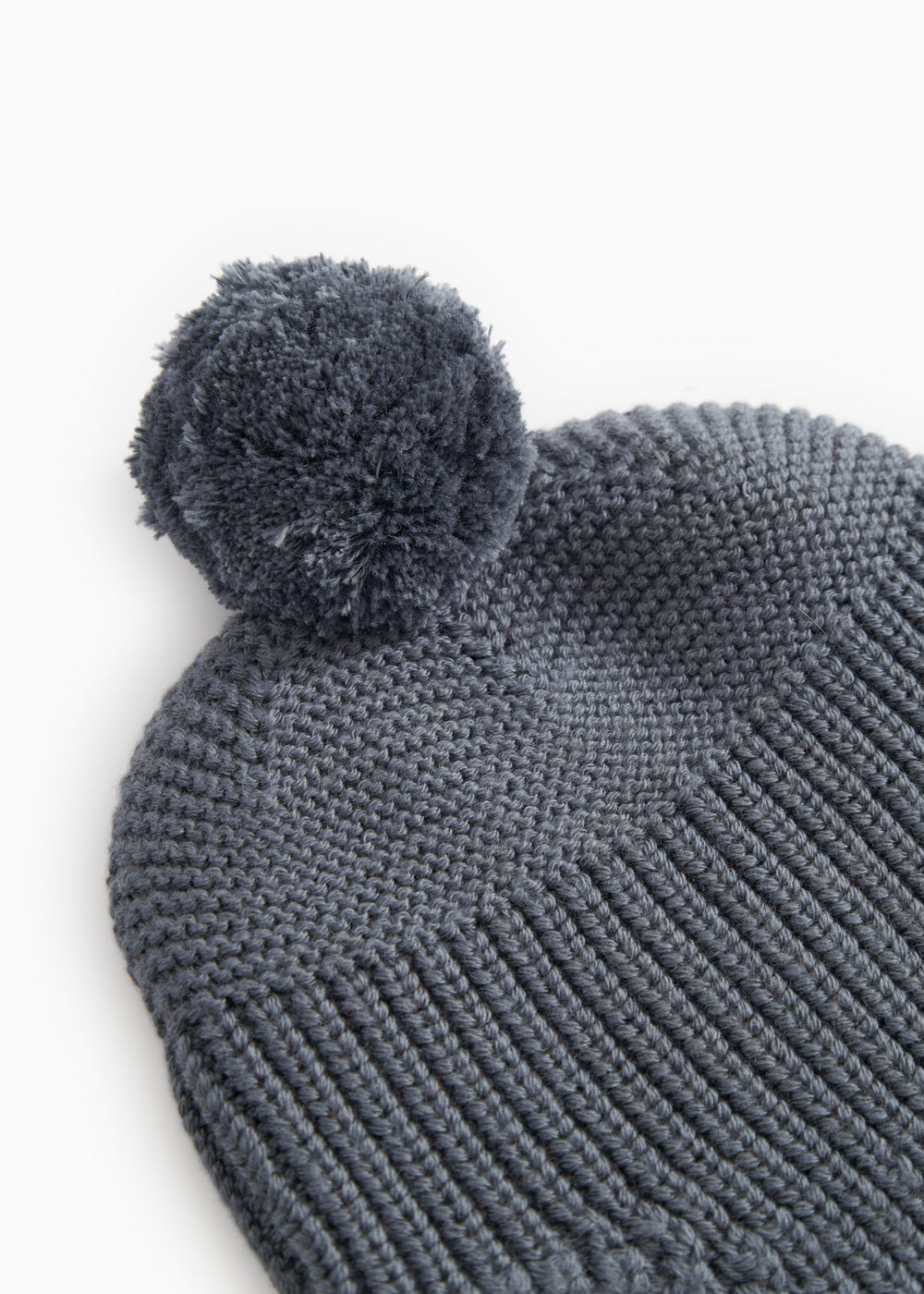 Grå strikhue med pompom og ribbet strikkanter