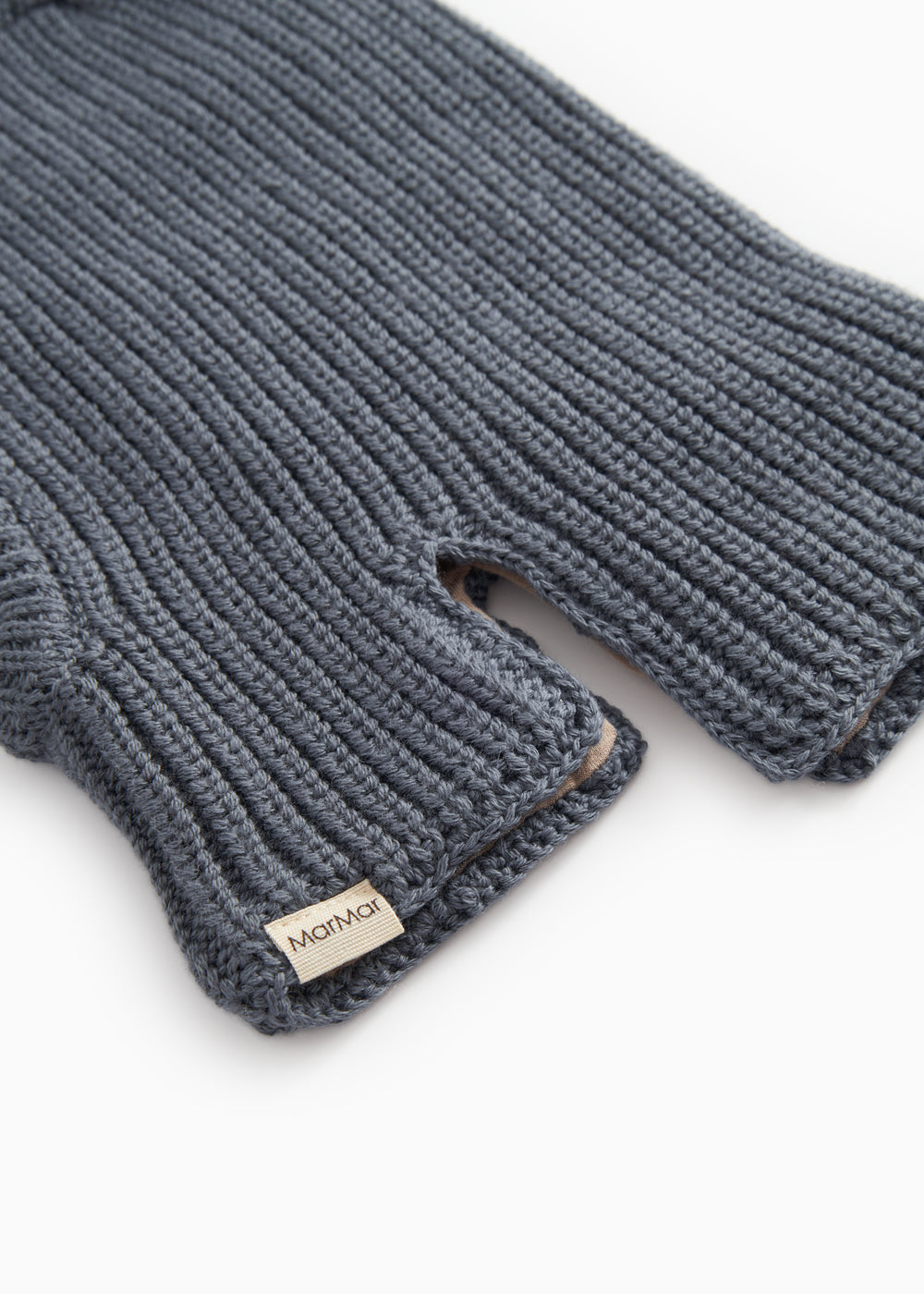 Strikket balaclava i mørkegrå med logoetiket og foldet manchet