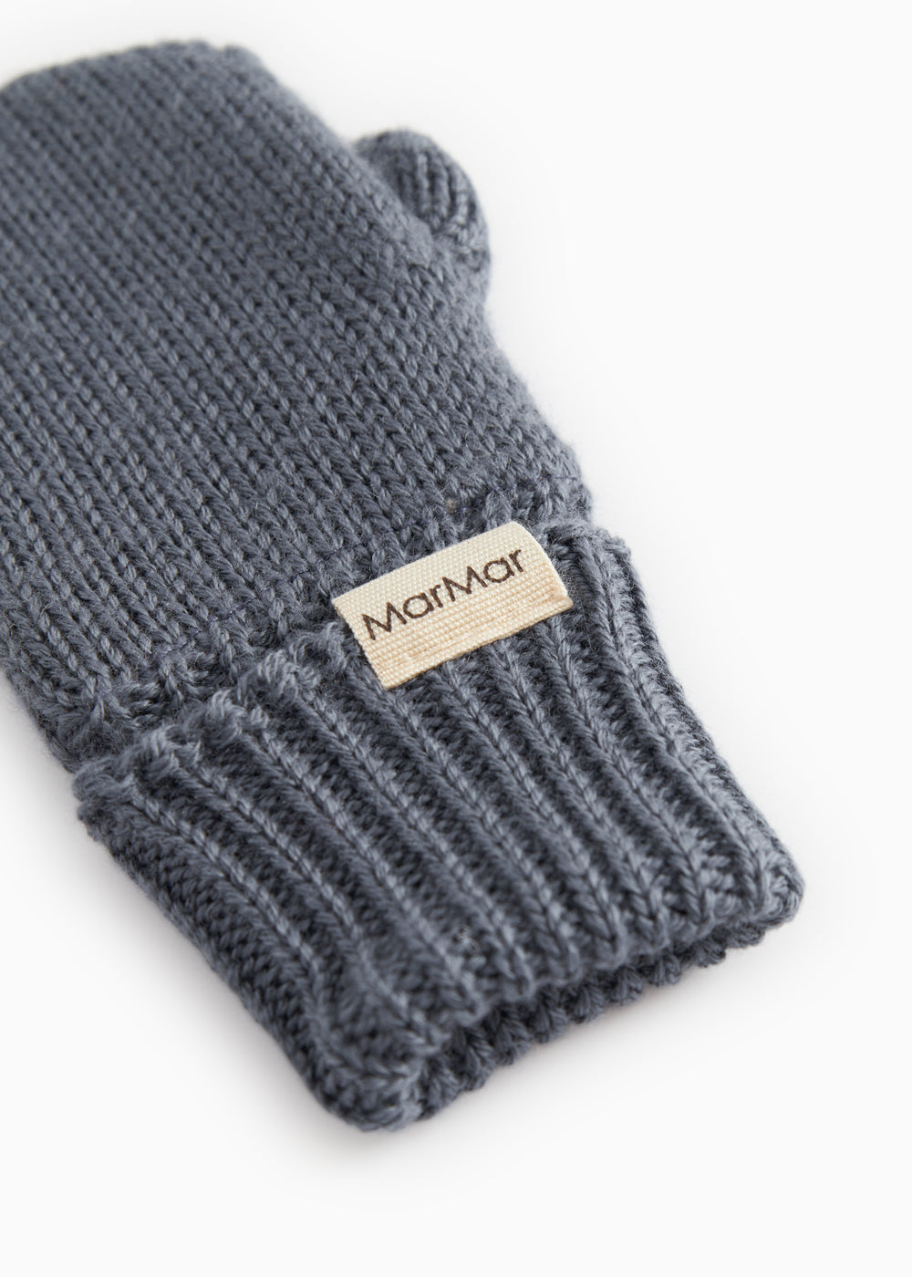 Mørk grå uldstrikkede luffer med ribkant og logo-label på manchet