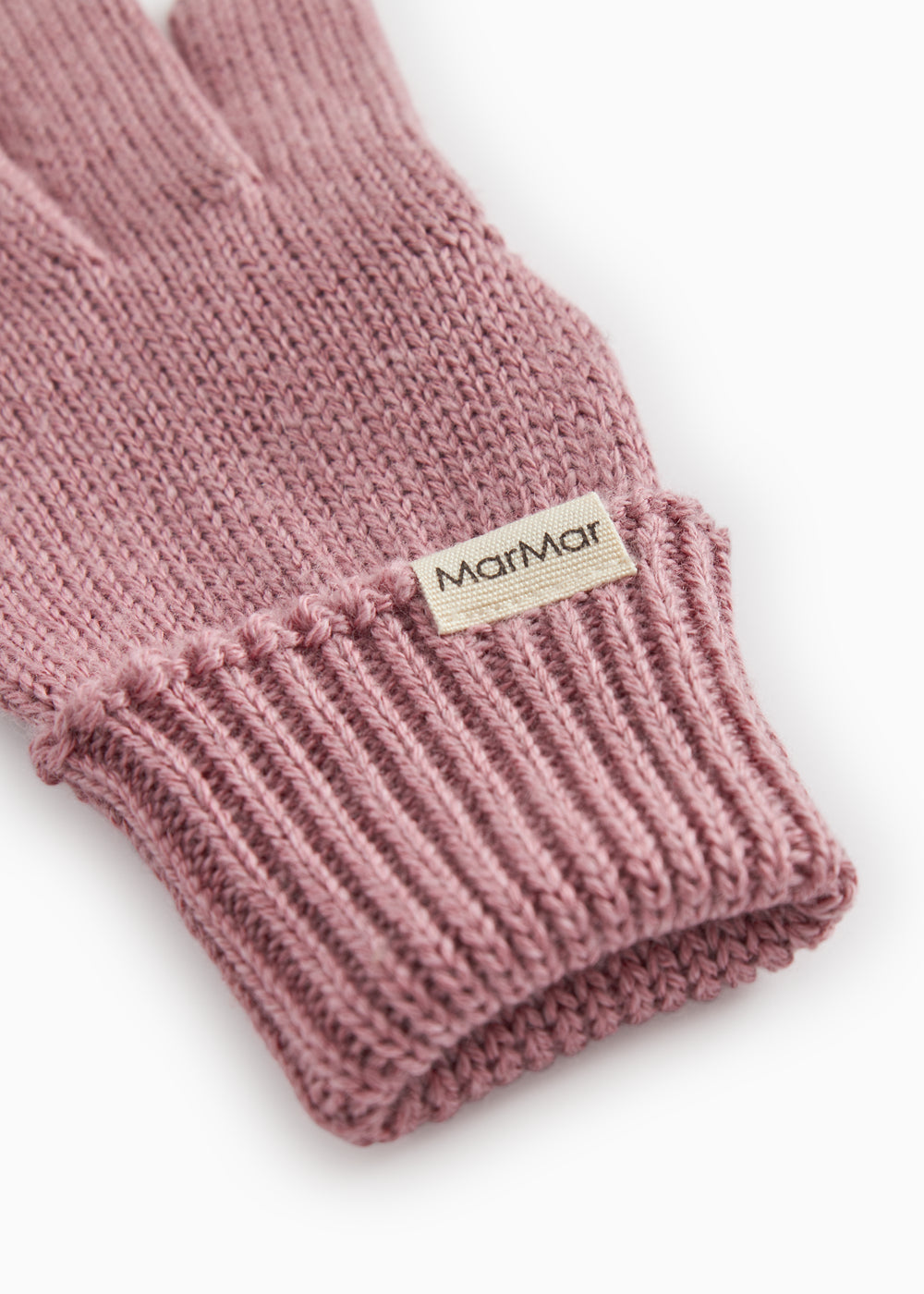 Strikhandske i rosa-russet med MarMar-mærke ved håndled og ribkant
