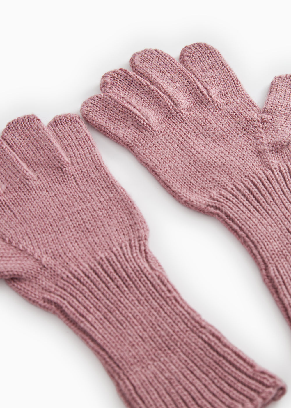 Detalje af rosa-russet strikhandsker med ribstrikkede fingre og tommelfinger