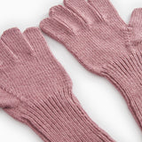 Detalje af rosa-russet strikhandsker med ribstrikkede fingre og tommelfinger
