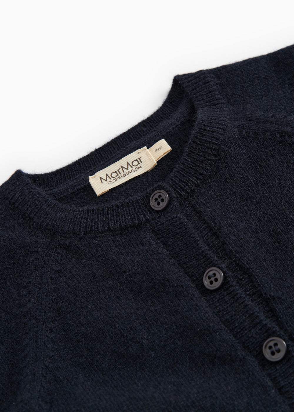 Mørk indigo babycardigan med ribkant, knaplukning og mærket halsudskæring