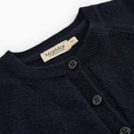 Mørk indigo babycardigan med ribkant, knaplukning og mærket halsudskæring