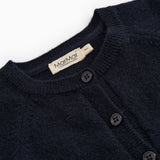Mørk indigo babycardigan med ribkant, knaplukning og mærket halsudskæring