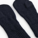 Par strikkede baby-luffer i mørk indigo med tykk ribkant og blød overdel