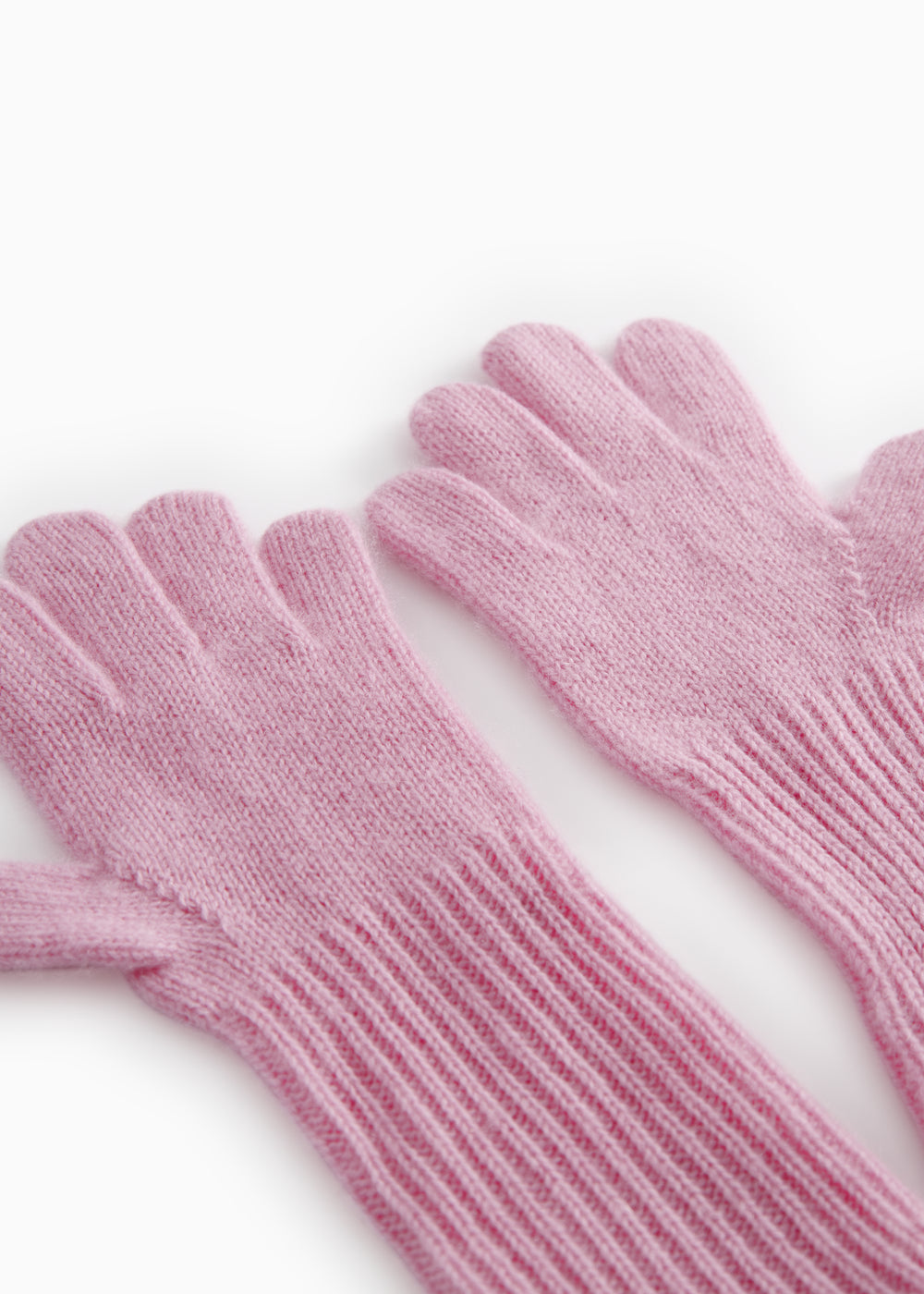 To lyserøde kashmirhandsker med ribstrikket manchet og fem fingre