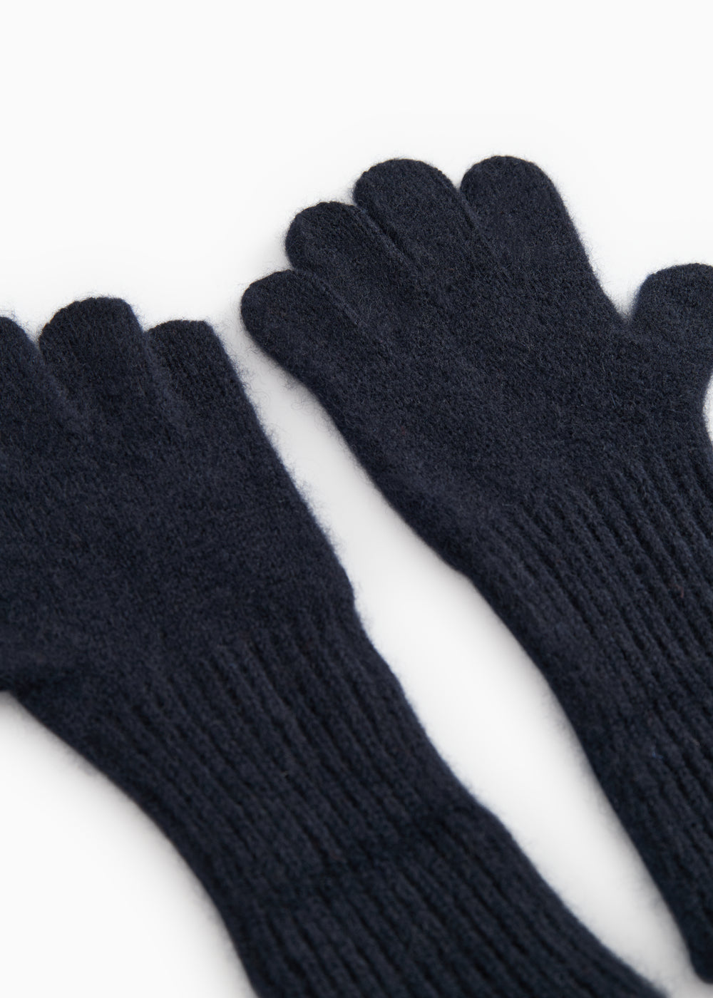 Lange kashmirhandsker i mørk indigo, tæt visning af håndflader og ribbet manchet.