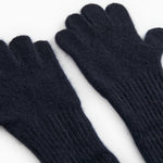 Lange kashmirhandsker i mørk indigo, tæt visning af håndflader og ribbet manchet.