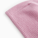 Amaro kashmirhue i rosa ribstrik med tæt strikket mønster på manchet