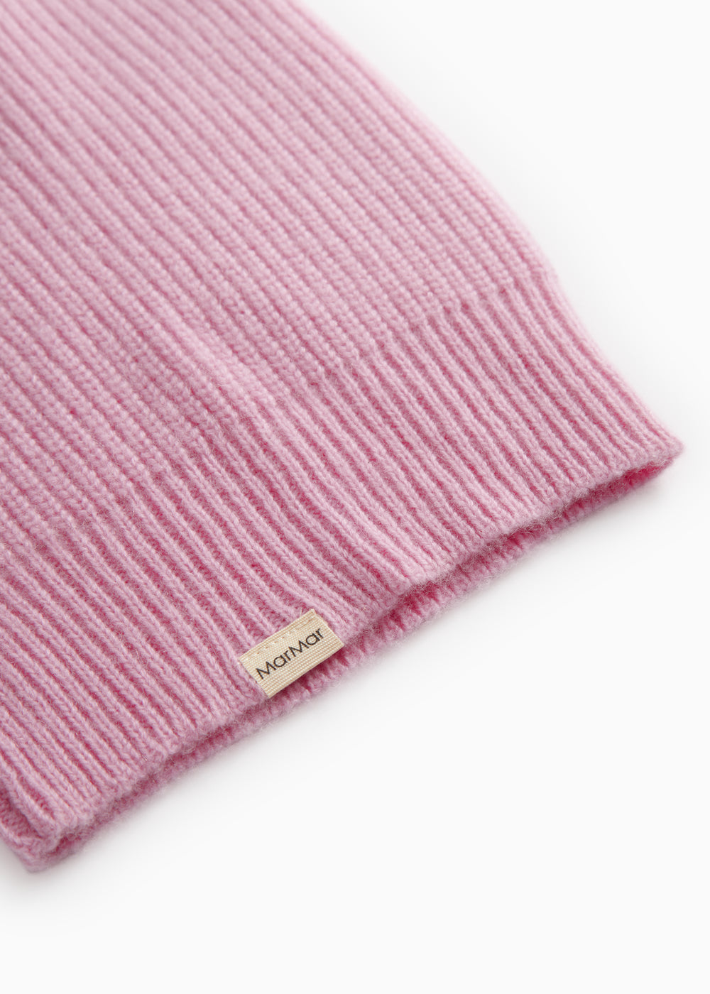 Amaro kashmirhue i rosa ribstrik med foldkant og logoetiket nederst