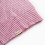 Amaro kashmirhue i rosa ribstrik med foldkant og logoetiket nederst