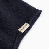 Babyhue i mørk indigo strik med mærkelabel på kanten