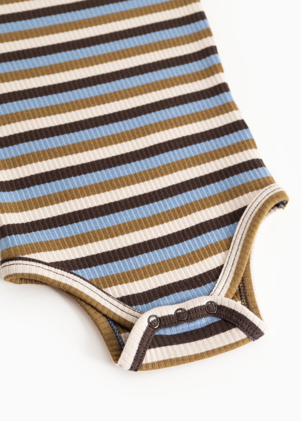 Langærmet bodystocking med striber i mørkebrun, sand og blå; trykknap ved skridt.