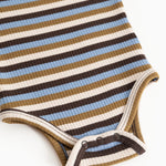 Langærmet bodystocking med striber i mørkebrun, sand og blå; trykknap ved skridt.