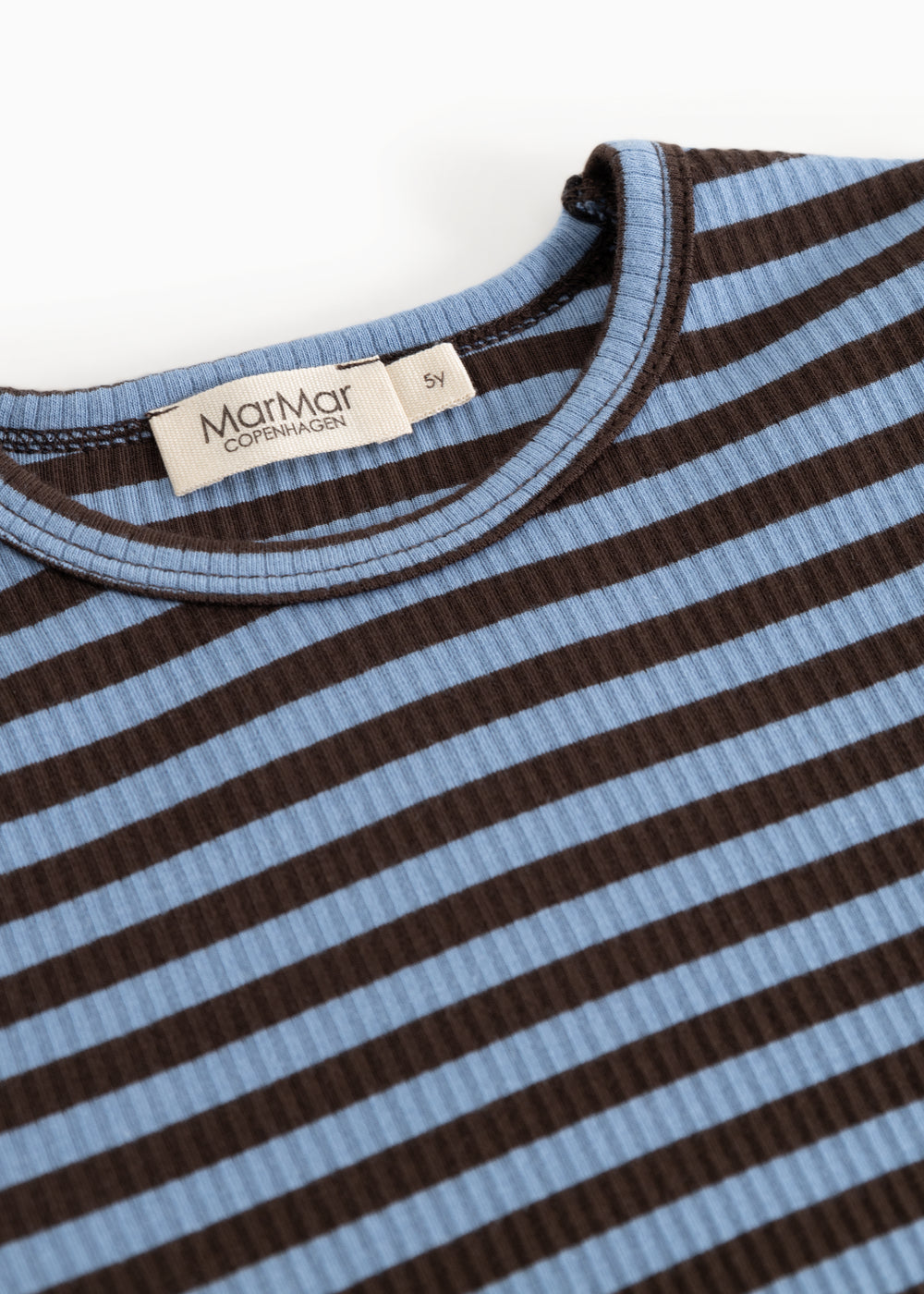 Langærmet t-shirt med rund halsudskæring og blå/mørke striber, mærkelabel