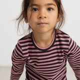 Langærmet t-shirt med vandrette striber i mørk og lyserød; ærmesøm og rund hals