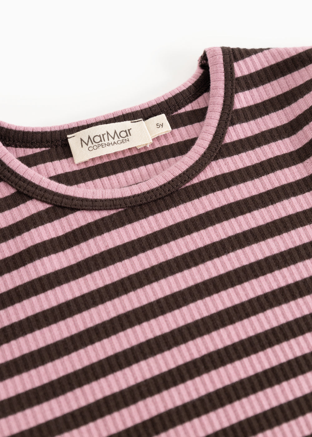 Langærmet t-shirt med vandrette striber; rund halsudskæring og mærkat ved halsen
