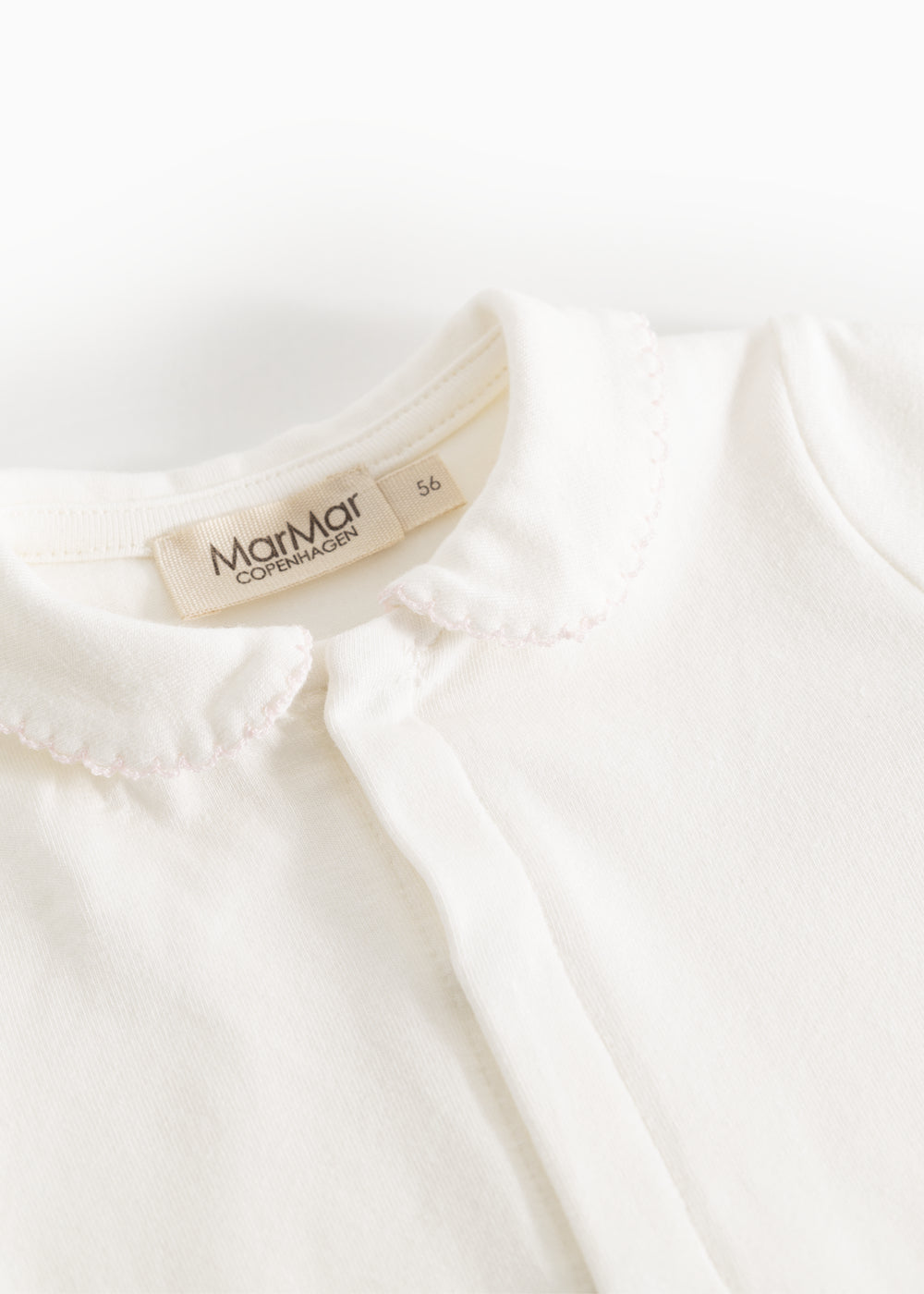 Off-white babyheldragt: krave med flæsekant og mærke i nakken