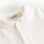 Off-white babyheldragt: krave med flæsekant og mærke i nakken